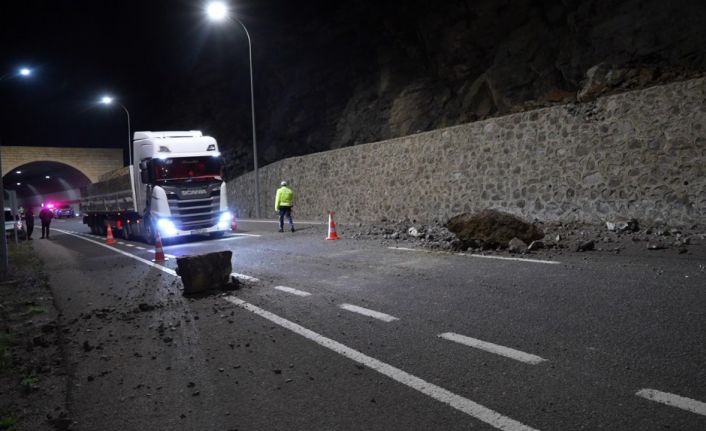 Gümüşhane’de meydana gelen heyelanda dev kayalar yola savruldu