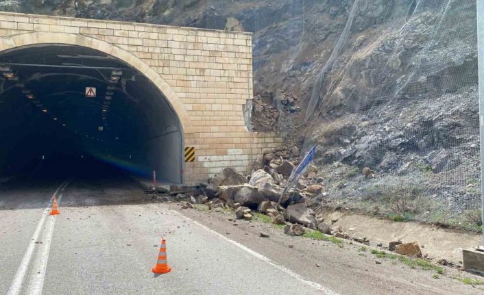 Gümüşhane’de tünel çıkışında heyelan