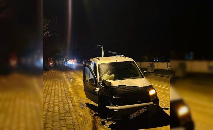 Hafif ticari araç traktörle çarpıştı, 2 kişi yaralandı