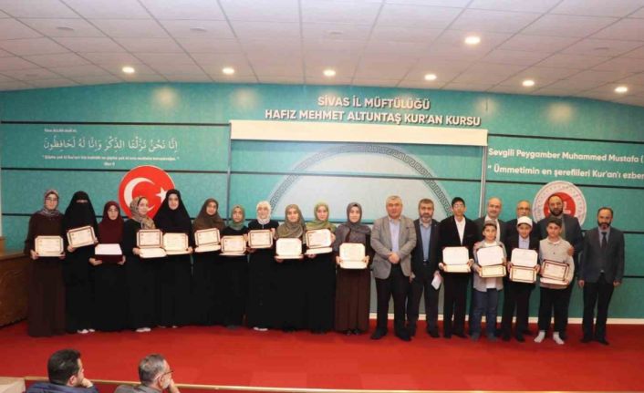 Hafızlık sınavını geçen öğrencilere belge verildi
