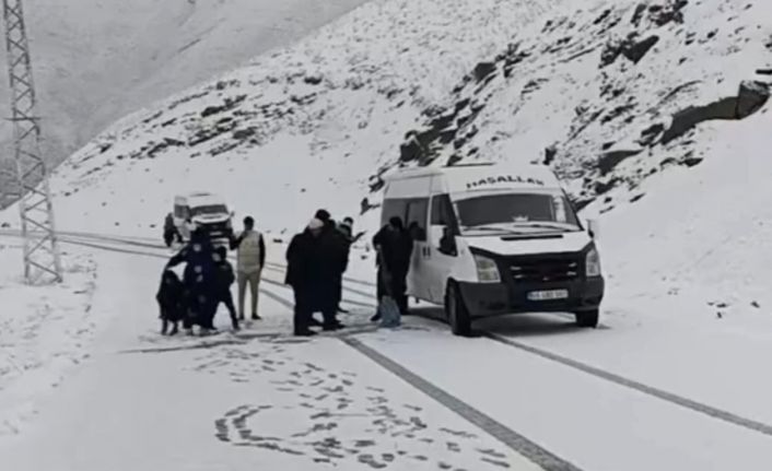 Hakkari’de iki minibüs karla kaplı yolda mahsur kaldı