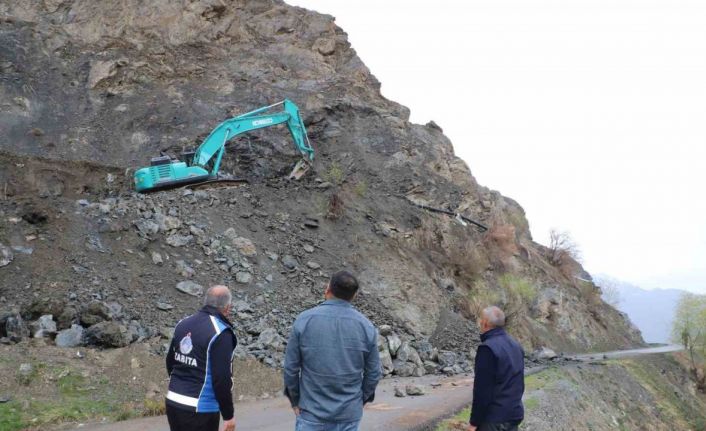 Hakkaride kaya düşmelerine karşı ekipler çalışıyor