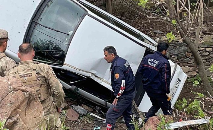 Hakkari’de otomobil şarampole yuvarlandı: 4 yaralı