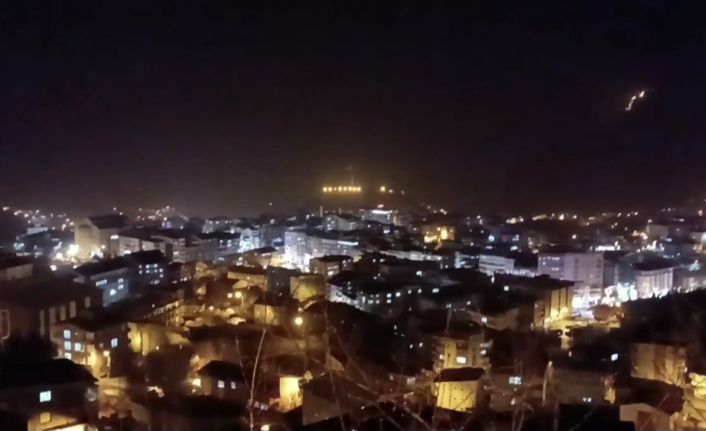 Hakkari’de şiddetli rüzgar çatıyı uçurdu: O anlar kamerada