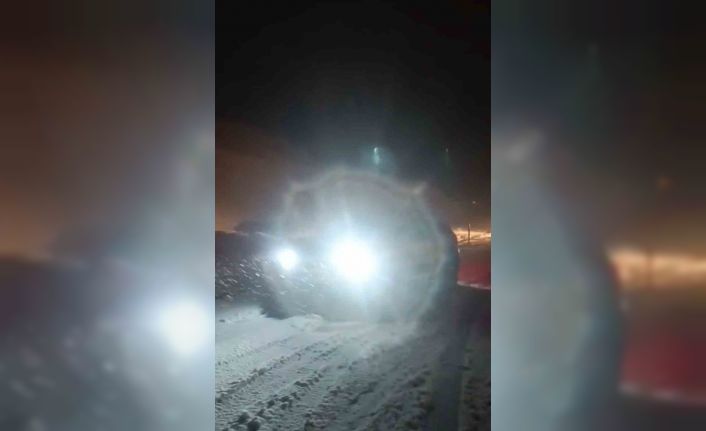 Hakkari’de tipide araçlar yolda mahsur kaldı