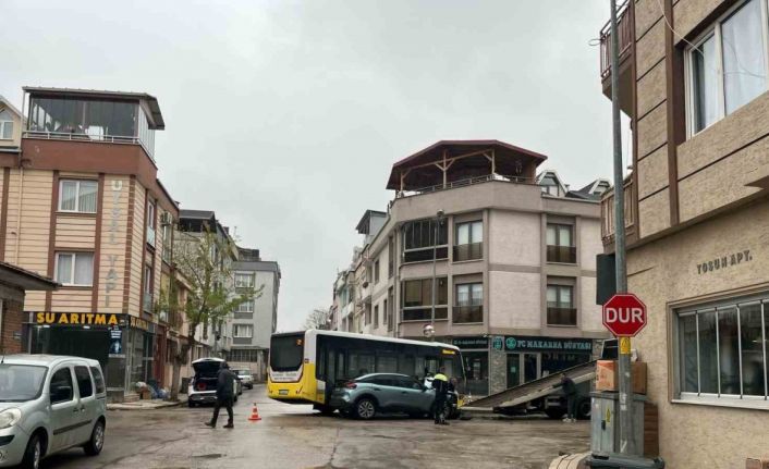 Halk otobüsü ile otomobil çarpıştı: 3 yaralı