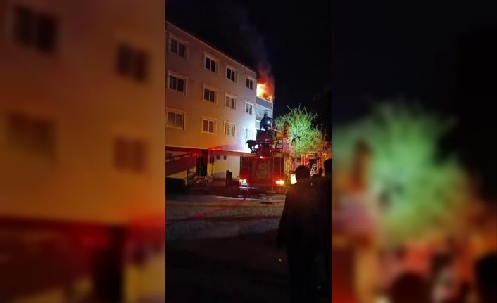 Hatay’da 4 katlı binada yangın