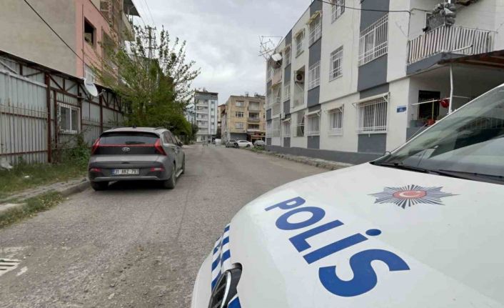 Hatay’da şiddetli fırtına: Su deposu devrildi, konteynerleri uçurdu