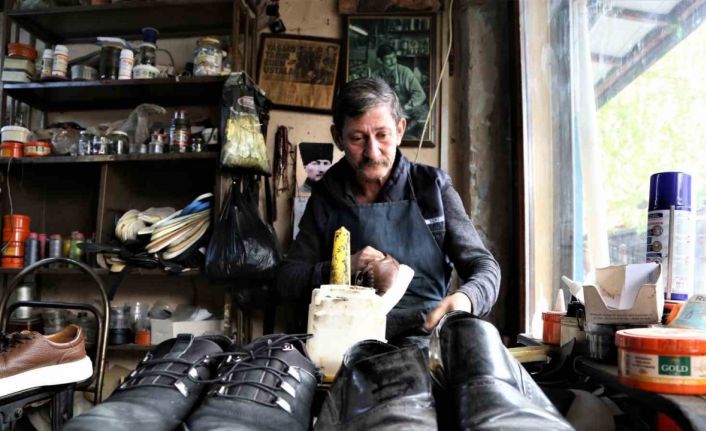 Hayatını ayakkabı tamir ederek kazandı