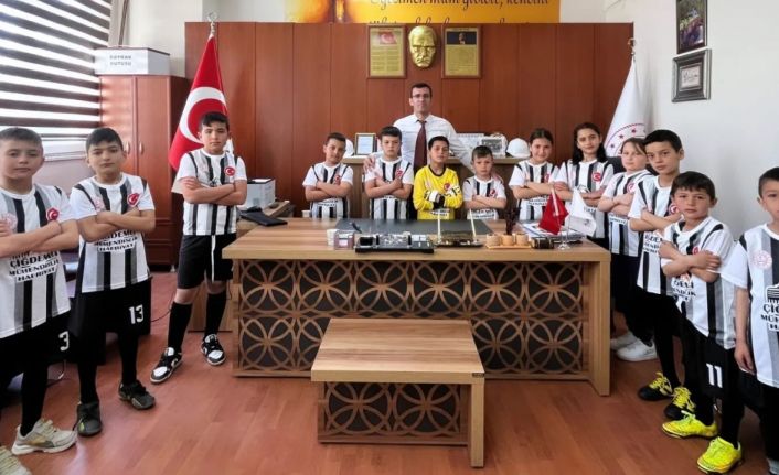 Hayırsever işadamı okul futbol takımını sevindirdi