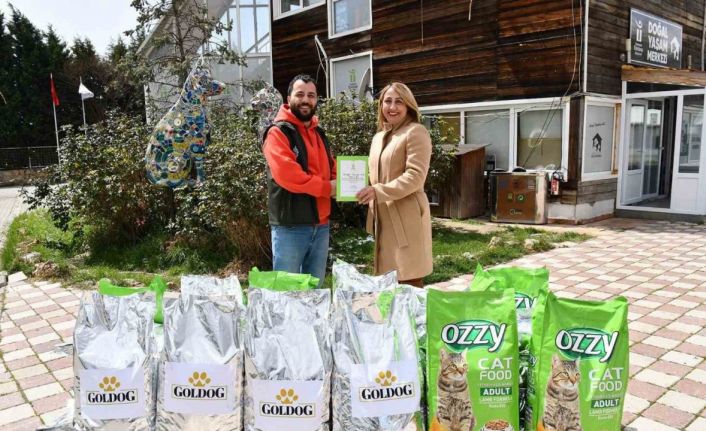 Hayvanseverlerden patili dostlara mama bağışı