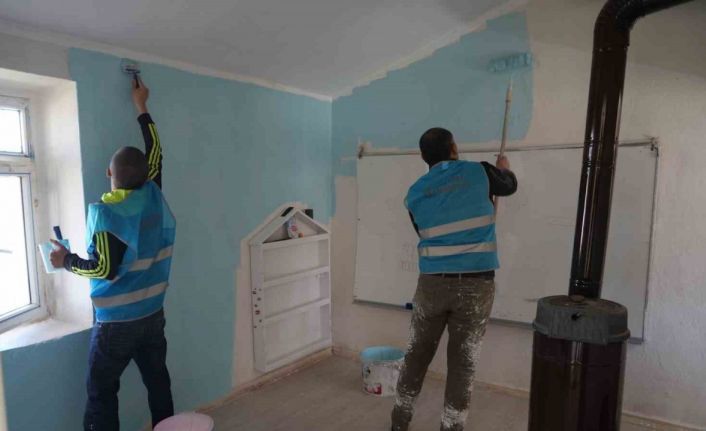 Hükümlüler 23 Nisan öncesi köy okulunu yeniledi