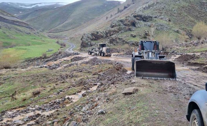 Iğdır‘da sağanak yağış sonrası kapanan köy yolları açıldı