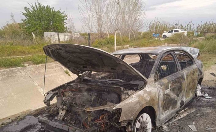 İki farklı yerde yanan otomobiller demir yığınına döndü