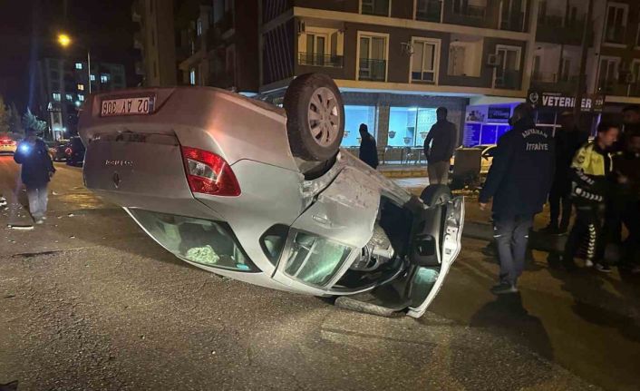 İki otomobilin çarpışması sonucu araçlardan biri ters döndü