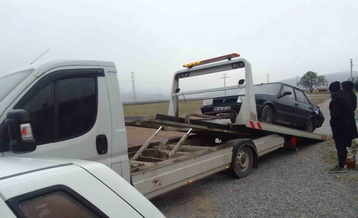 İki otomobilin çarpıştığı kazada 3 kişi yaralandı