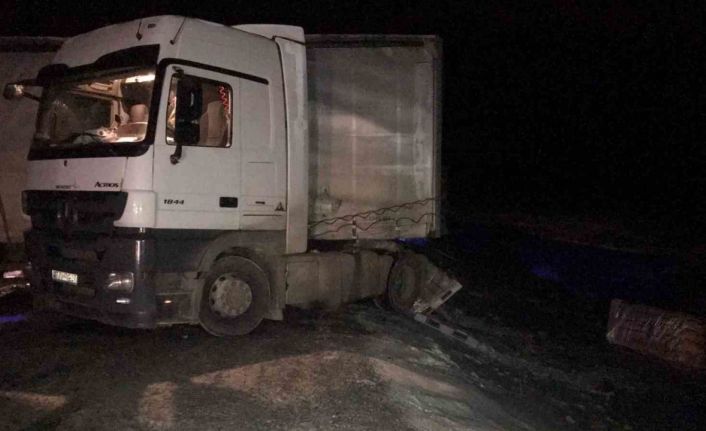 Ilgar Dağında buzlanmadan kayan tır, yolu kapattı