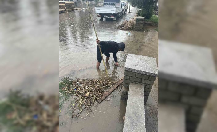 Ilıcabaşı Mahallesi’nde kargı çöpleri giderleri tıkadı, Muhtar Tarım vatandaşları uyardı
