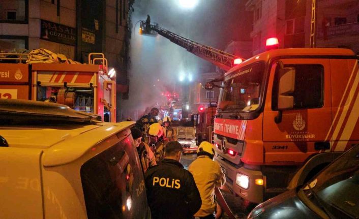 İş merkezinde başlayan yangın, yanındaki binalara ve araçlara sıçradı