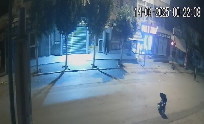 İşe gitmek için babasıyla servis bekleyen genç kadın dehşeti yaşadı