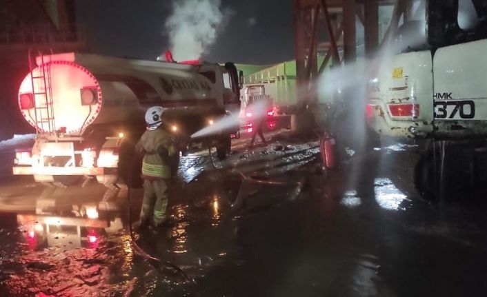 İskenderun’da iş makinesi yangını
