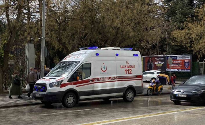 Islak zeminde kayarak yere düşen kurye yaralandı