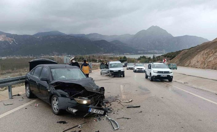 Isparta’da iki araç kafa kafaya çarpıştı: 3’ü ağır 8 yaralı