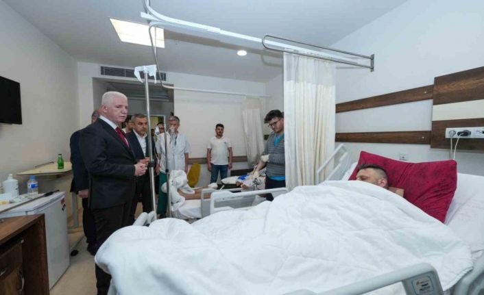 İstanbul Valisi Davut Gül depremde yaralanan vatandaşları hastanede ziyaret etti