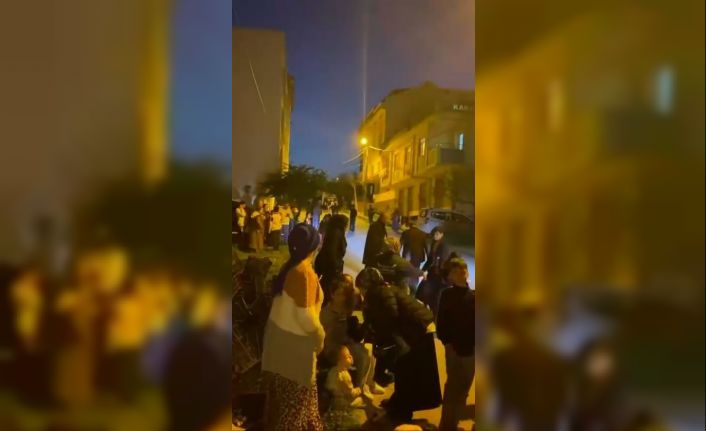 İstanbul’da 4,3 büyüklüğünde deprem: Vatandaşlar sokağa döküldü