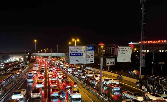 İstanbul’da bayramda trafik yoğunluğu yağmurun etkisiyle yüzde 74’e yükseldi