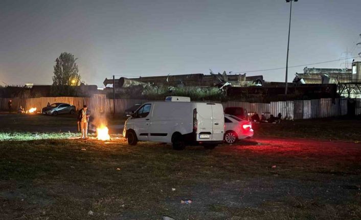 İstanbulda bazı vatandaşlar deprem endişesiyle geceyi dışarıda geçirmeye devam etti