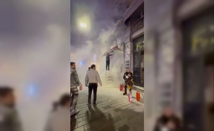 İstiklal Caddesinde korkutan yangın