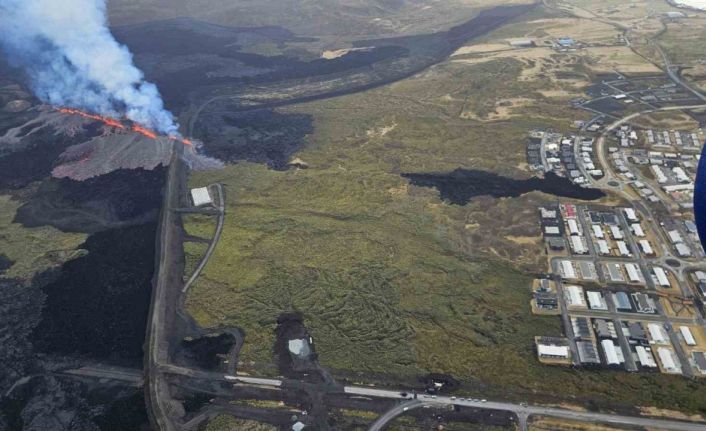 İzlanda’nın Reykjanes Yarımadası’ndaki yanardağda patlama