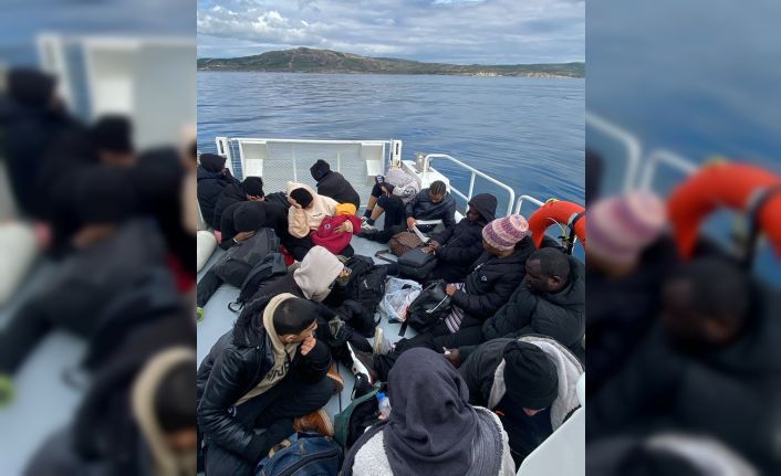 İzmir açıklarında 50 düzensiz göçmen yakalandı