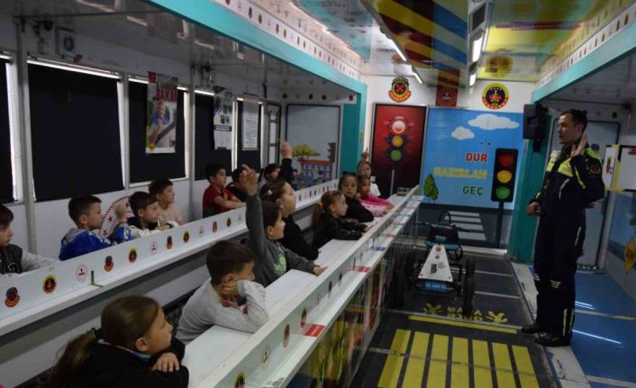 Jandarmadan çocuklara ve vatandaşlara trafik farkındalığı