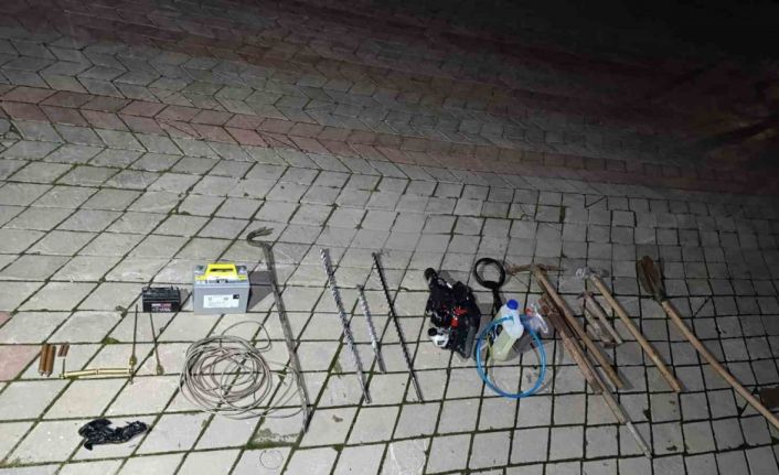 Kaçak kazı ile define arayan 5 kişiyi jandarma yakaladı