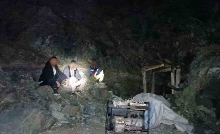 Kaçak maden kazı yapan şahısları jandarma suçüstü yakaladı: 4 gözaltı