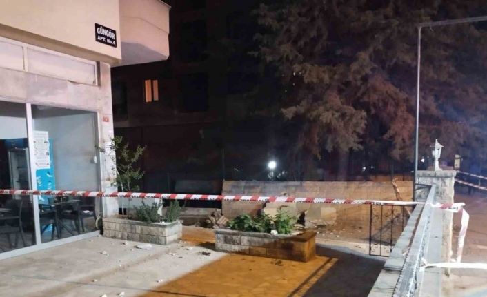 Kadıköyde balkon çöktü, bina tedbiren boşaltıldı
