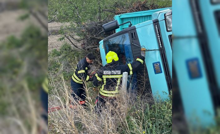 Kamyon devrildi, sürücü yaralı kurtuldu