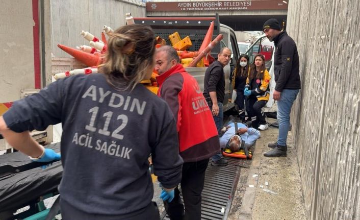 Kamyonet, altgeçitte çalışma yapan işçilerin aracına çarptı: 6 yaralı