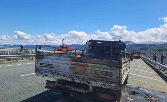 Karadeniz Sahil Yolu’nda seyir halindeki kamyonet alev aldı