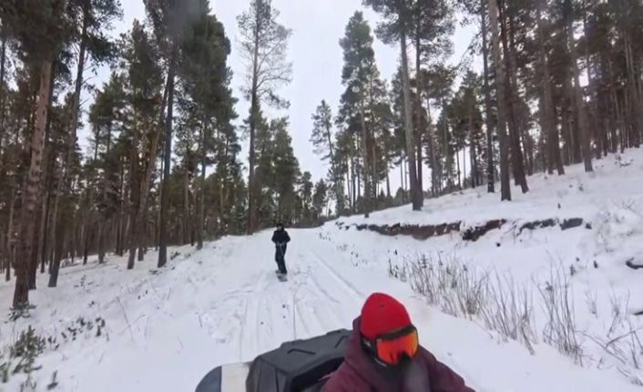 Kars’ta 2 kişi ATV araca bağladığı halatla snowboard yaptı