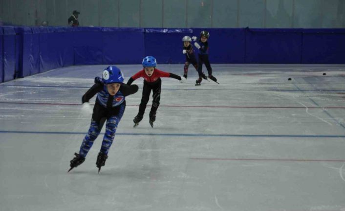 Kars’ta Short Track Türkiye birinciliği yarışları başladı