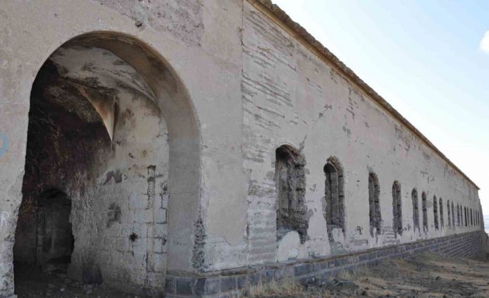 Kars’ta tarihi tabyalar yok oluyor