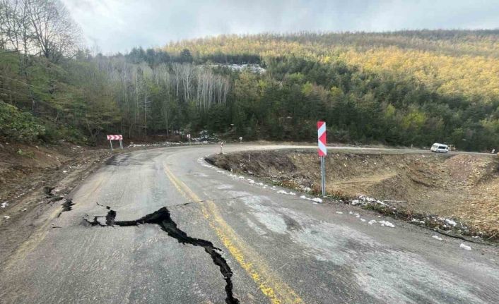 Kastamonu’da heyelan sebebiyle yol çöktü