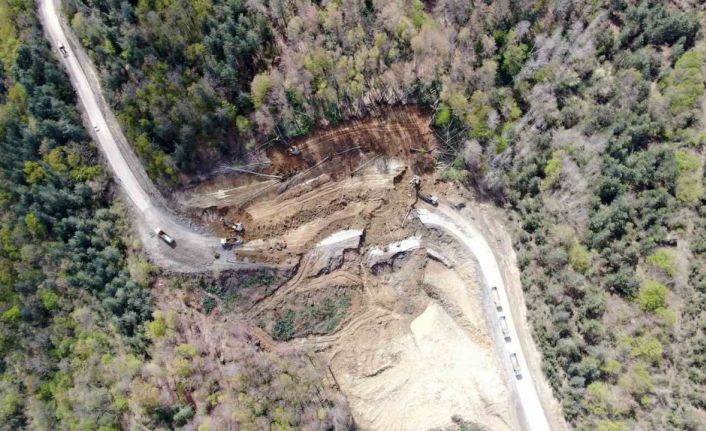Kastamonu’da heyelanda çöken yoldaki çalışmalar sürüyor