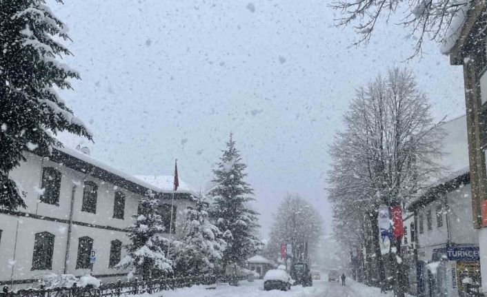 Kastamonu’da kar yağışı sürüyor: 181 köy yolu ulaşıma kapandı