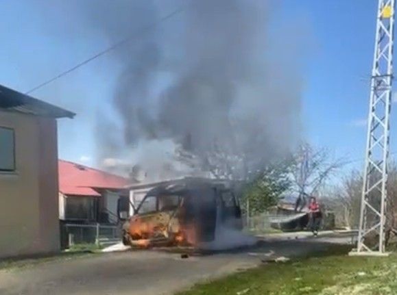 Kastamonu’da seyir halindeki minibüs yandı
