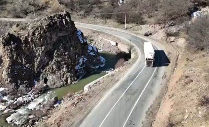 Kaya düşmeleri yaşanan ve tehlikeli virajları olan yolda çalışma talebi