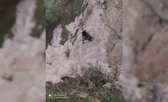 Kayalıklarda mahsur kalan çoban 3 saatlik çalışmayla kurtarıldı